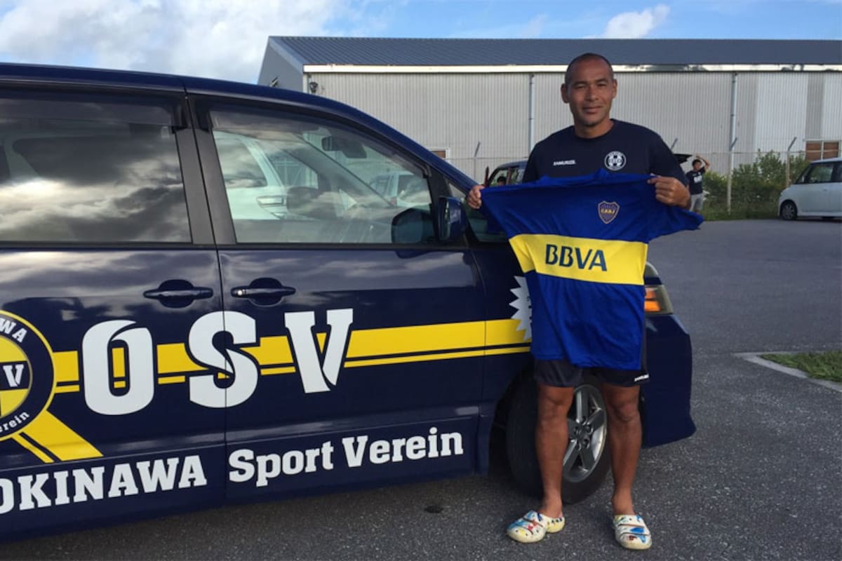 Takahara muestra orgulloso su camiseta de Boca