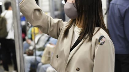 Takako, quien fue agredida sexualmente en repetidas ocasiones cuando era adolescente, usa una insignia que advierte sobre posibles atacantes