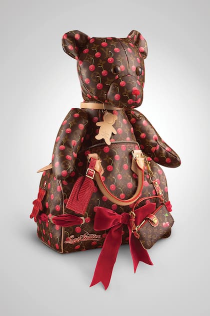 TAKASHI MURAKAMI. En 2004 diseñó un oso con cerezas en el monograma y accesorios, como collar y moños