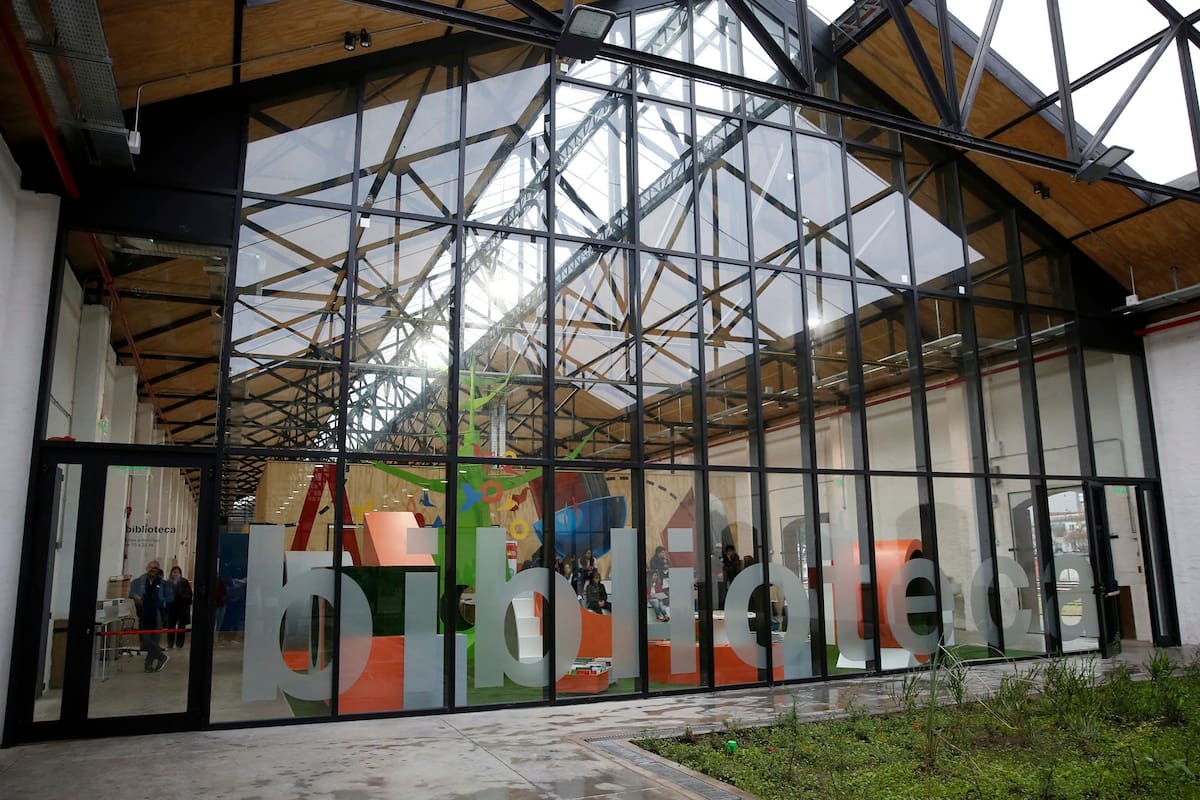 Take away de libros: cuál es el protocolo de préstamo y devolución en bibliotecas porteñas. Biblioteca Parque de la Estación ocupa un galpón reciclado de 700 metros cuadrados en el corazón del Abasto