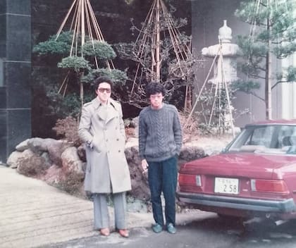 Takeshi Shimad (derecha), en tiempos pasados.