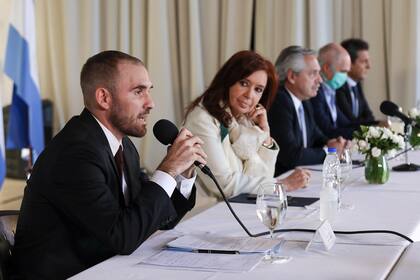 Tal como anticipó LA NACION, la oferta "de buena fe" implica una reducción en la carga de intereses de 62% (US$37.900 millones), un alivio en el stock de capital (5,4% o sea, US$3600 millones) y un período de gracia por tres años, hasta 2023.