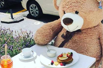 Tal como sucedió en París, una cafetería mexicana instaló osos de peluche gigantes en sus mesas para facilitar el respeto a la distancia social que impone el COVID-.19