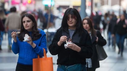 Tal es el calor que hace en pleno invierno en Chile y Argentina, que en las calles se puede ver gente comiendo helado