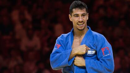 Tal Flicker muestra su bandera tras ganar el oro en Abu Dhabi