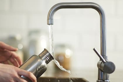 Tal vez se enjuague botella, pero si no se lava adecuadamente con la frecuencia necesaria, va a estar creciendo en su superficie e interior un gran caldo de cultivo (Archivo)