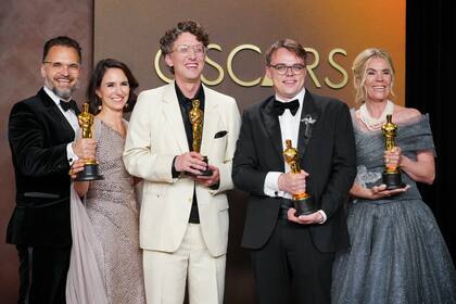 Talankin (segundo desde la derecha) y el resto del equipo responsable de Mr. Nobody Against Putin celebran en Hollywood el Oscar al mejor documental en la noche del 15 de marzo último