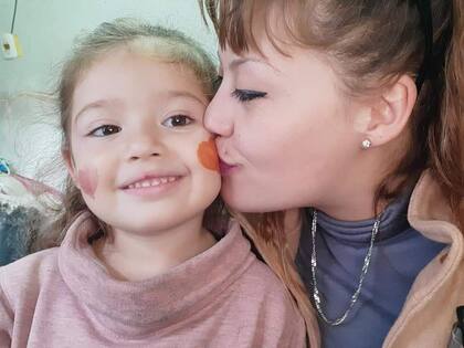 Talia Aragón con su hija.