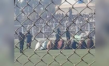 Talibanes azotan a 9 hombres en un estadio frente al público