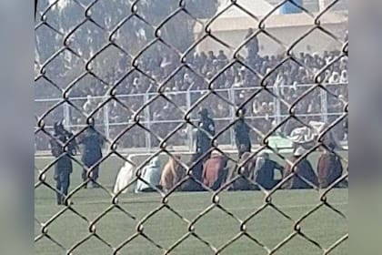 Talibanes azotan a 9 hombres en un estadio frente al público