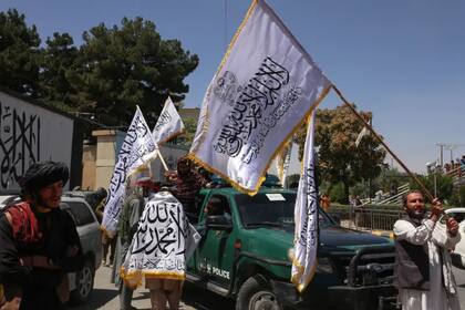 Talibanes conmemorando el segundo aniversario de la toma del control de Afganistán
