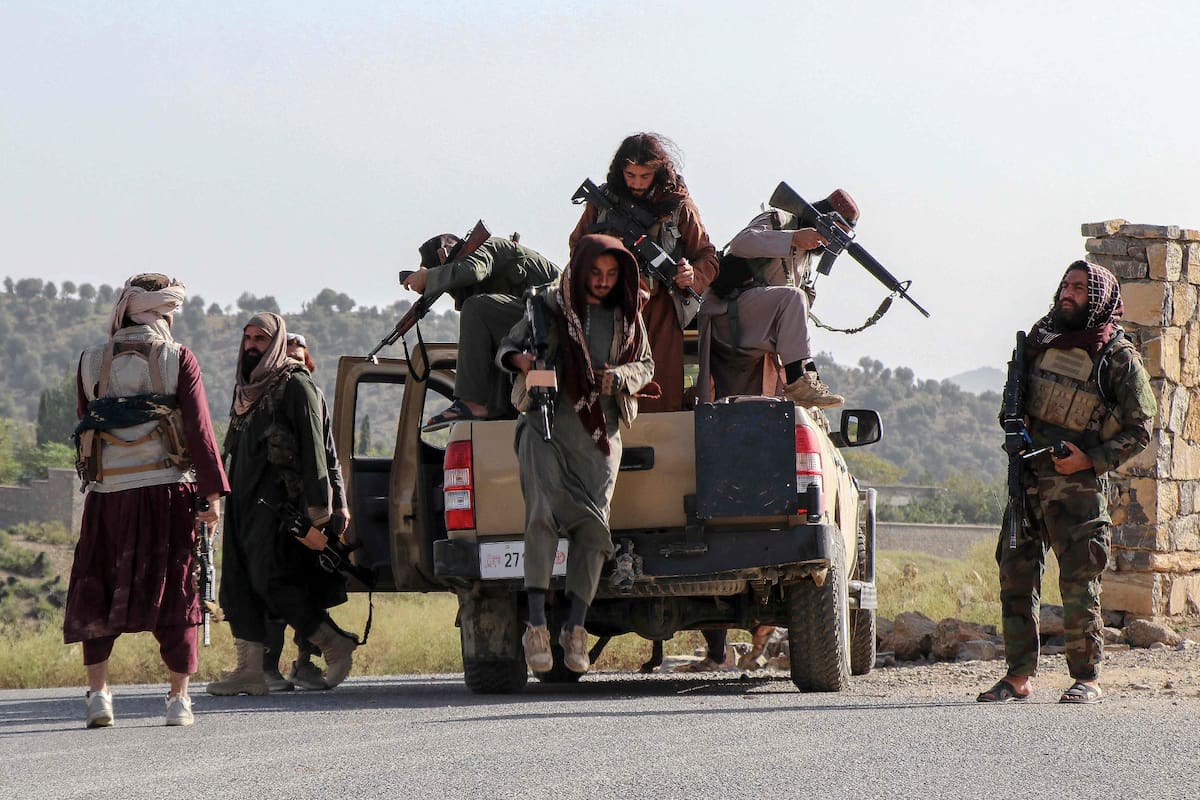 Talibanes patrullan una ruta en cercanías de la frontera entre Afganistán y Paquistán