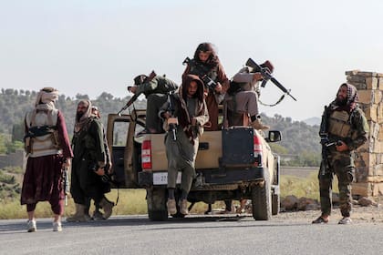 Talibanes patrullan una ruta en cercanías de la frontera entre Afganistán y Paquistán