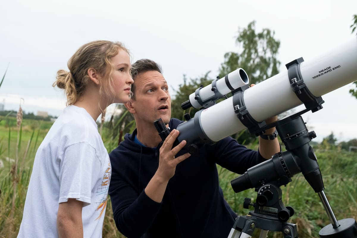 Talitha Bateman y Josh Charles en Lejos