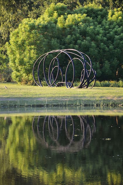 “Talking Bench” de la serie bancos Spaghetti, realizado en acero pintado. Se encuentra en Isla El Descanso, Tigre, Argentina.