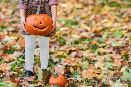 Tallar calabazas es una de las tradiciones de Halloween que más emociona a los niños
