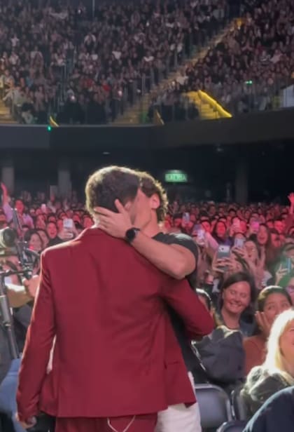Talledo y su novio se dieron un apasionado beso en el Movistar Arena (Foto: Captura de video)