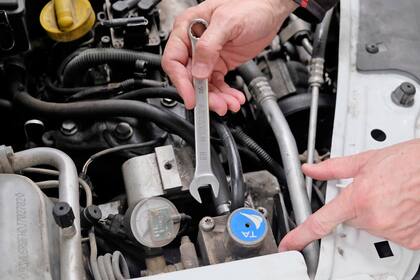 Taller Bonfini en Mar del Plata colocando GNC en varios autos