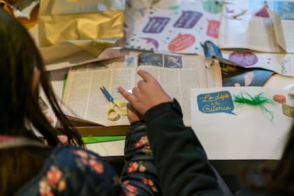 Taller de collage organizado por el Palais de Glace en la sede de Viamonte 525 propone armar y desarmar mundos a partir de revistas, postales y diarios