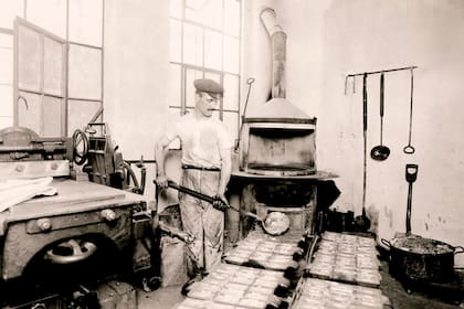 Taller de fundición de La Nación en el edificio de la calle Florida. Foto en papel , 1900
