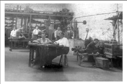 Taller de Perel en Parque Patricios. A la derecha, Beatriz Perel pesando la plata para los cubiertos