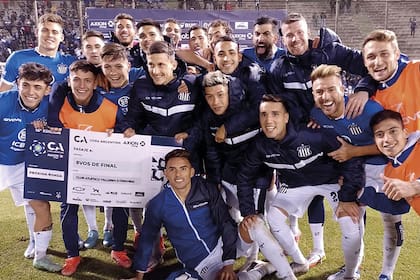 Talleres celebra la clasificación; sólo el regreso de Julio Buffarini se asoció a esa buena noticia, porque el rendimiento frente a un adversario inferior fue pobre.