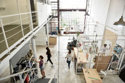 La génesis de cada taller es distinta: a veces, el artista es dueño y subalquila; también existen talleres unipersonales, del tipo casa-estudio; en otros casos, como en Paz Soldán (foto), el dueño es ajeno al ámbito artístico