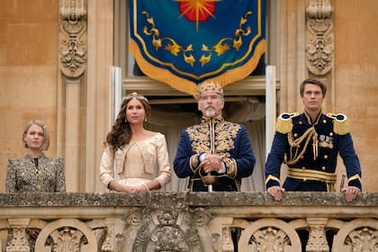 Tallulah Greive, Minnie Driver, Pierce Brosnan y Nicholas Galitzine en la nueva versión de Cenicienta que protagoniza Camila Cabello