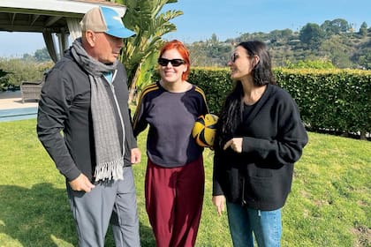 Tallulah junto a sus padres, el sábado pasado, durante su cumpleaños. Si bien el actor recibe atención médica las 24 horas del día, siempre hay un familiar acompañándolo.