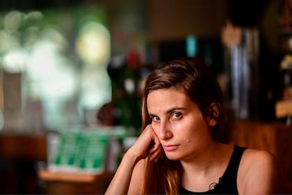 "Todas nuestras maldiciones se cumplieron", primera novela de Tamara Tenenbaum, tiene algo en común con otras ficciones de escritores argentinos contemporáneos: la brevedad