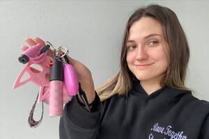 Tamara Pons tiene 23 años y es dueña de un emprendimiento donde vende llaveros de defensa personal