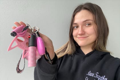 Tamara Pons tiene 23 años y es dueña de un emprendimiento donde vende llaveros de defensa personal