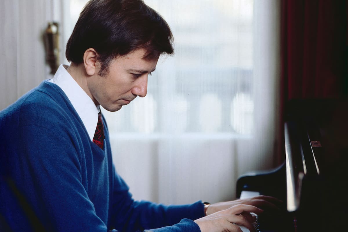Tamás Vásáry, pianista y director de orquesta húngaro, al piano, en Alemania, 1981