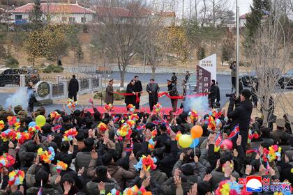 También asistió a la ceremonia de inauguración de una fábrica industrial local en el condado de Jongpyong, provincia de Hamgyong del Sur