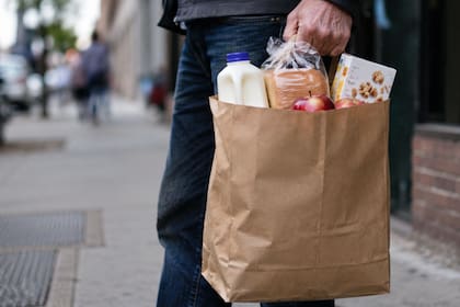 También califican automáticamente los estudiantes certificados por su escuela para recibir comidas gratuitas o a precio reducido mediante el Programa Nacional de Almuerzos Escolares