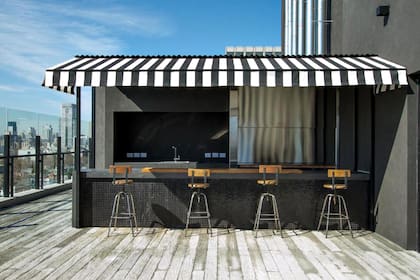 También cuenta con una barra en la terraza desde donde se aprecia la vista de la ciudad