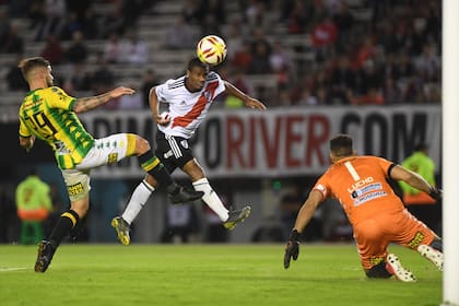 También de cabeza: De la Cruz completa su triplete ante Aldosivi.