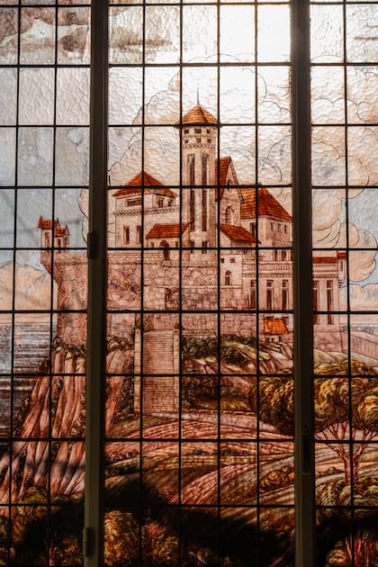 También destaca un precioso vitral hecho a mano, con imágenes que detallan la tierra natal de los dueños originales de la casa.