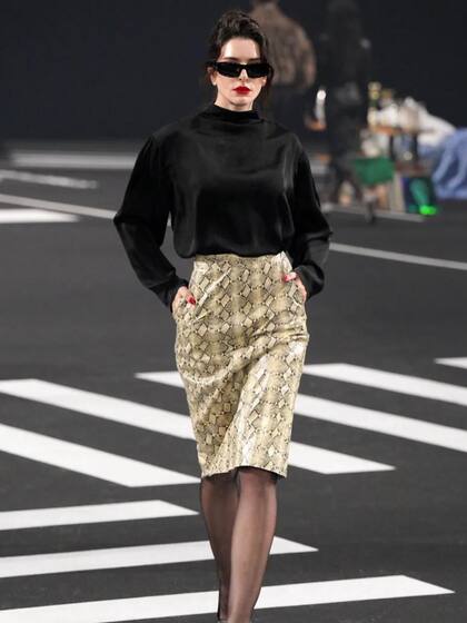 También en París, la modelo argentina Valentina Ferrer, casada con J Balvin, fue parte del desfile de Willy Chavarria
