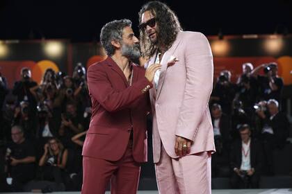 También en Venecia, Oscar Isaac y Jason Momoa posaron juntos para las los fotógrafos en la alfombra roja de estreno de In the Hand of Dante, la película que los tiene como protagonistas junto a junto a Al Pacino, John Malkovich, Sabrina Impacciatore y Franco Nero
