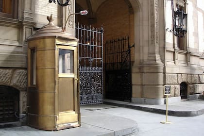 También es conocido por ser el lugar donde Lennon recibió un disparo fatal en 1980.