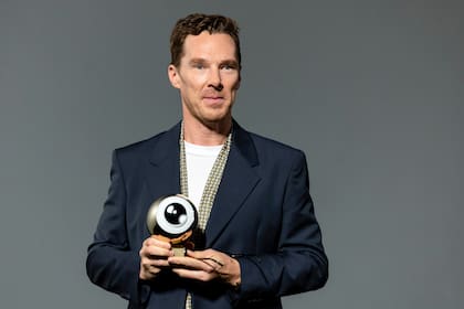 También esta semana, el actor británico Benedict Cumberbatch recibió el premio Golden Eye en el 21.º Festival de Cine de Zúrich, en Suiza