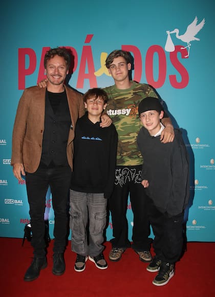 También estuvieron presentes los hijos que Vicuña tiene con Pampita Ardohain: Beltrán, Bautista y Benicio. "Abrazo a quienes estuvieron conmigo: mis amigos, mi compañera Anita y mis hijos, con quienes disfruté esta película hecha con garra, amor y humor", expresó Vicuña en su cuenta de Instagram