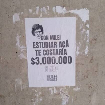 También hubo pegatinas contra Javier Milei en la sede universitaria