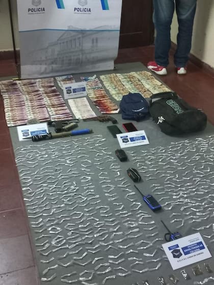 También incautaron teléfonos, dinero en efectivo y una balanza de precisión, entre otros elementos