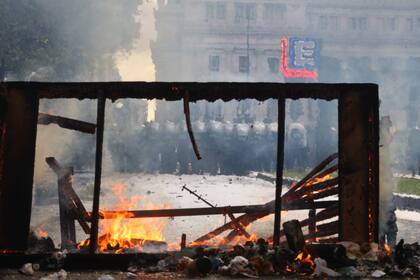 También incendiaron contenedores y otros objetos que utilizaron para conformar barricadas