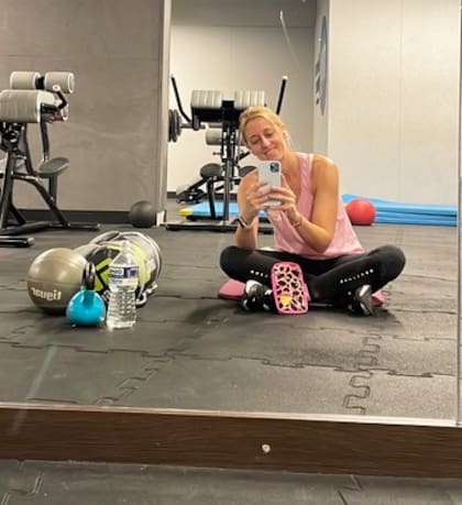 "También juego al tenis, que era algo que hacía en capital antes de venirme también, voy al gym… todo eso ayuda”.