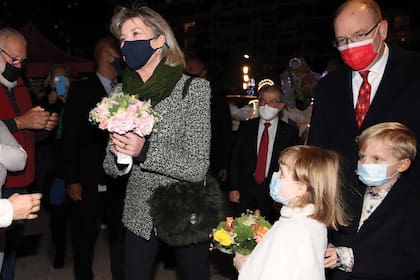 También la semana pasada, la princesa Carolina volvió a ejercer de consorte en el foro Grimaldi donde se celebró el Día Internacional de los Derechos del Niño. Nunca se separó de Alberto ni de sus sobrinos.