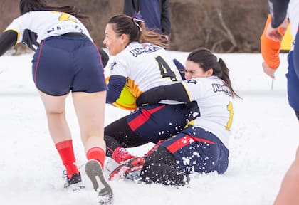 También las mujeres se animaron al rugby sobre nieve, incluso con pantalones cortos en algunos casos; tacklear en esa superficie puede resultar divertido.