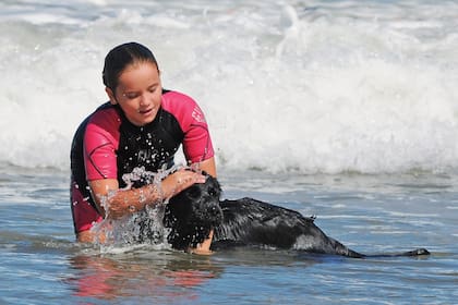 También los acompañó su perrita Linda, de un año. En la foto, bañándose con Isabel.